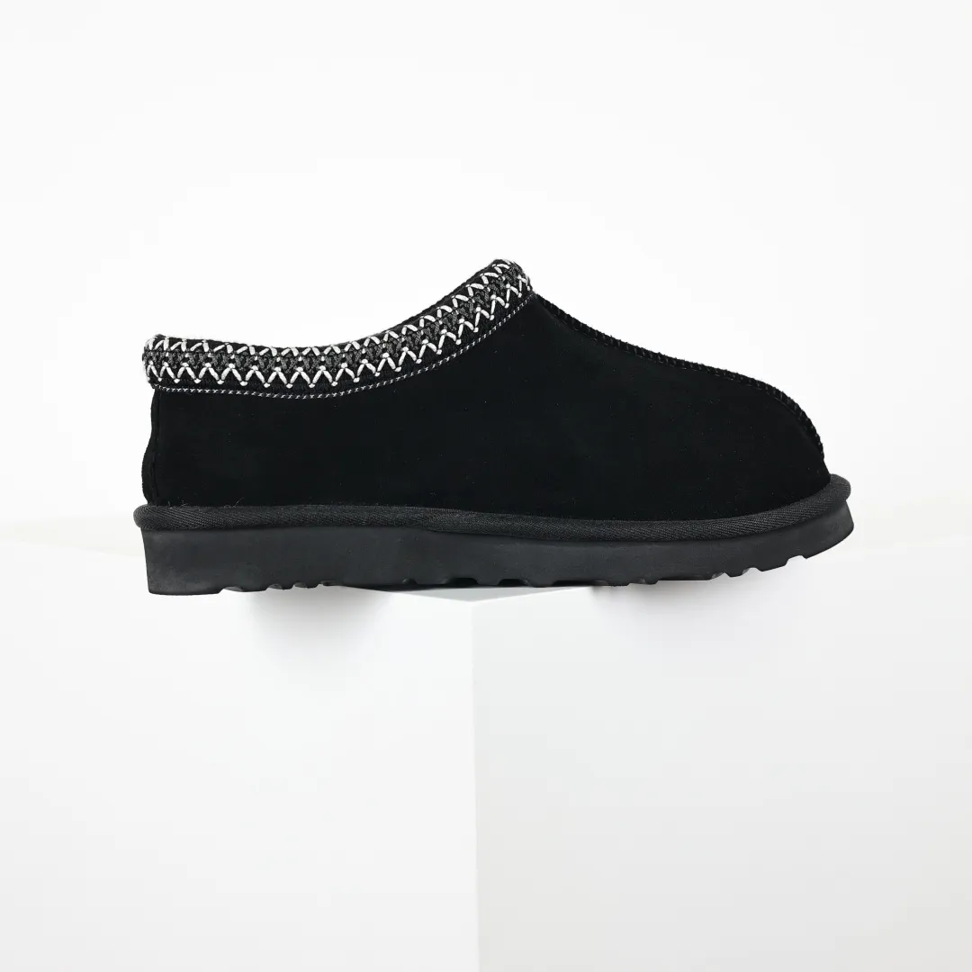 Copy price 💰540 Core recommendation Good price 5cm thick sole, independently developed original outsole, cashmere insole, keeping warm in winter, suitable for home use. In the new year, uug launched a style series, which is partially geared towards the preferences of young consumers. It has also moved to the forefront of fashion trends. Shoe body material, water-repellent coated suede upper, 17 mm UGGPURE™ implanted wool insole, lightweight non-slip and comfortable rubber outsole, with brand LOGO and trademark, with full package Size: 35 36 37 38 39 40 41 42 43 44 45